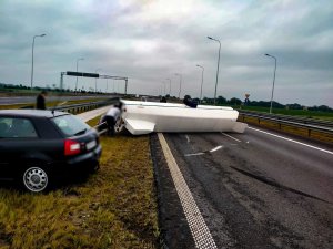 auto uderzyło w bariery ochronne