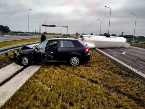 auto uderzyło w bariery ochronne