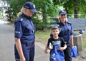 policjantki rozmawiają z dziećmi