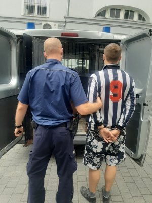 policjanci prowadzą zatrzymanych mężczyzn