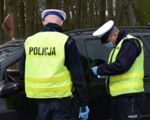 policjanci prowadzą kontrolę drogową