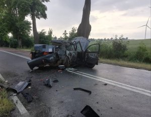 rozbity w wyniku wypadku na jezdni samochód