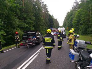 policjanci i strażacy pracują na miejscu wypadku drogowego