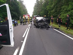 policjanci i strażacy pracują na miejscu wypadku drogowego