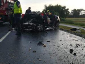 Policjanci pracują na miejscu wypadku