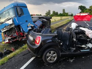 Policjanci pracują na miejscu wypadku