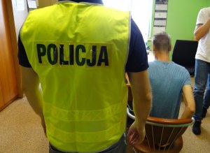 policjanci z zatrzymanym