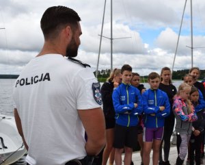 policjanci pełniący służbę na wodach w trakcie zajęć z dziećmi