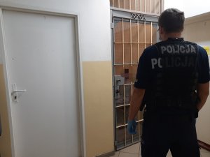 policjant z zatrzymanym