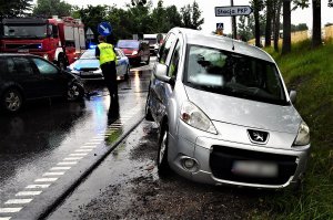 policjanci pracują na miejscu wypadku