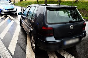 policjanci pracują na miejscu wypadku