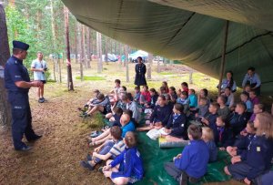 policjanci kontrolują obozy harcerskie i rozmawiają o bezpieczeństwie z dziećmi i młodzieżą