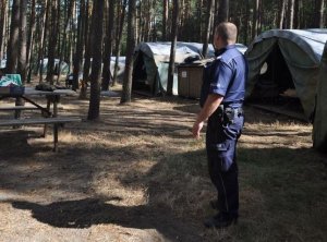 policjanci kontrolują obozy harcerskie i rozmawiają o bezpieczeństwie z dziećmi i młodzieżą