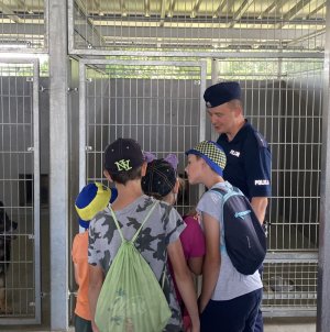 policjanci prowadzą pogadankę z wychowankami MOPSu.