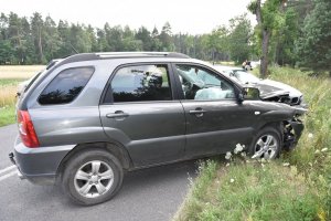 rozbite pojazdy, które wzięły udział w zderzeniu czołowym