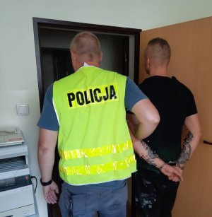 policjant z zatrzymanym po narkotykach