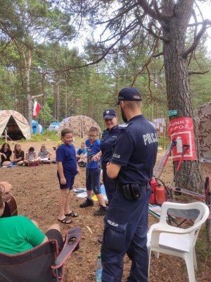 policjanci w trakcie spotkania profilaktycznego z dziećmi na obozach