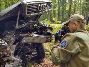 policjanci pracują na miejscu wypadku