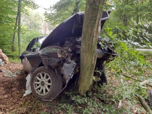 policjanci pracują na miejscu wypadku