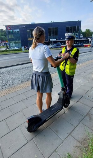 policjantka kontroluje kobietę na hulajnodze