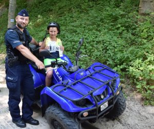 policjanci w trakcie akcji informacyjnej na plaży