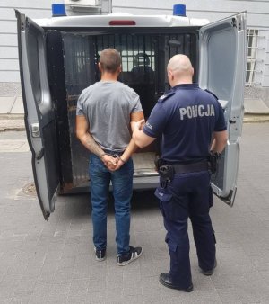 policjant z zatrzymanym