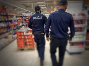 policjanci kontrolują obostrzenia covidowe