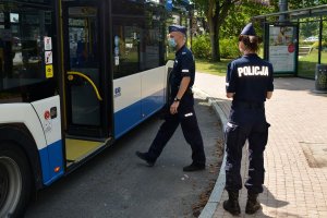 policjanci kontrolują obostrzenia covidowe