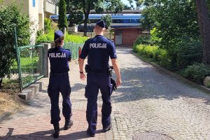 policjanci kontrolują obostrzenia covidowe