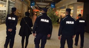 policjanci w trakcie kontroli obostrzeń