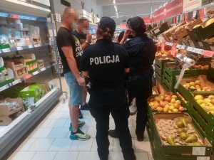 policjanci kontrolują obostrzenia