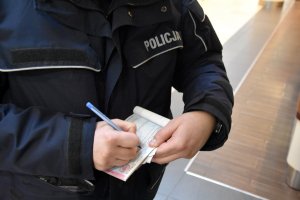 policjant wypisuje mandat