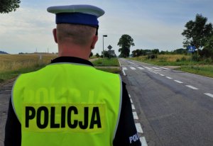 policjant w trakcie kontroli na drodze