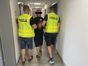 policjanci z zatrzymanym