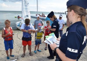 policjanci w trakcie akcji bezpieczne wakacje