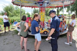 policjanci w trakcie akcji bezpieczne wakacje