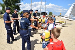 policjanci w trakcie akcji bezpieczne wakacje