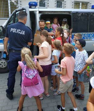 policjanci rozmawiają z dziećmi o bezpiecznych wakacjach