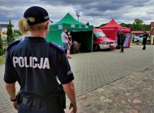 policjantka zabezpieczająca punkt szczepień