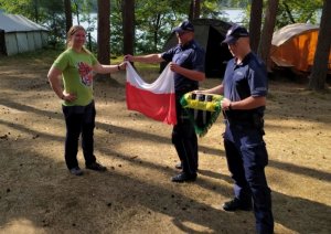 policjanci z odzyskaną flagą