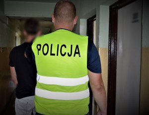 policjanci z zatrzymanym za pobicie