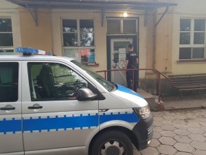 policjant kontrolujący punkt szczepień