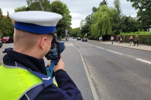 policjant w trakcie sprawdzania prędkości na radarze