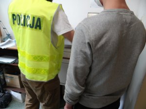 policjanci z zatrzymanym na kradzieży katalizatora