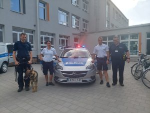 policjanci podczas festynu rodzinnego z dziećmi