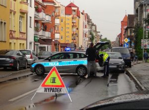 policjanci pracujący na miejscu wypadku z udziałem pieszej