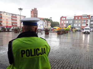 policjanci pracujący na miejscu wypadku z udziałem pieszej