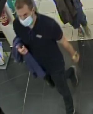 wizerunek mężczyzny podejrzewanego o kradzież klocków