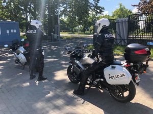 policjanci na motocyklach