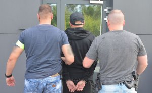 policjanci kryminalni z zatrzymanym za włamanie i kradzież oraz zniszczenie mienia